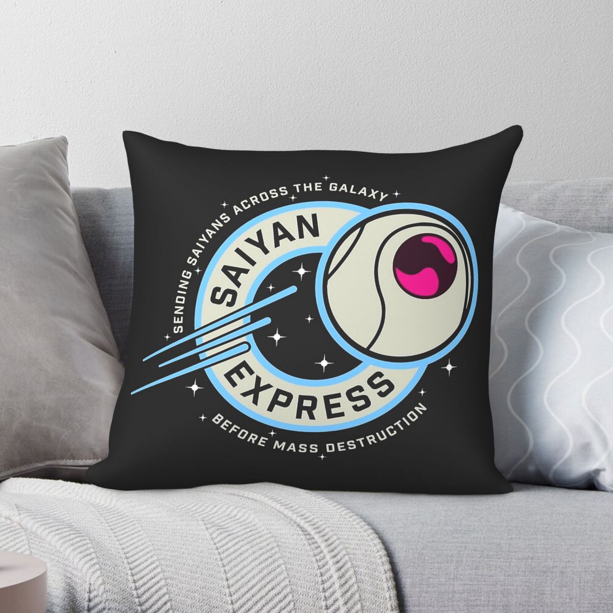 Home Decor Express - Capa de Almofada Saiyan Express Badge